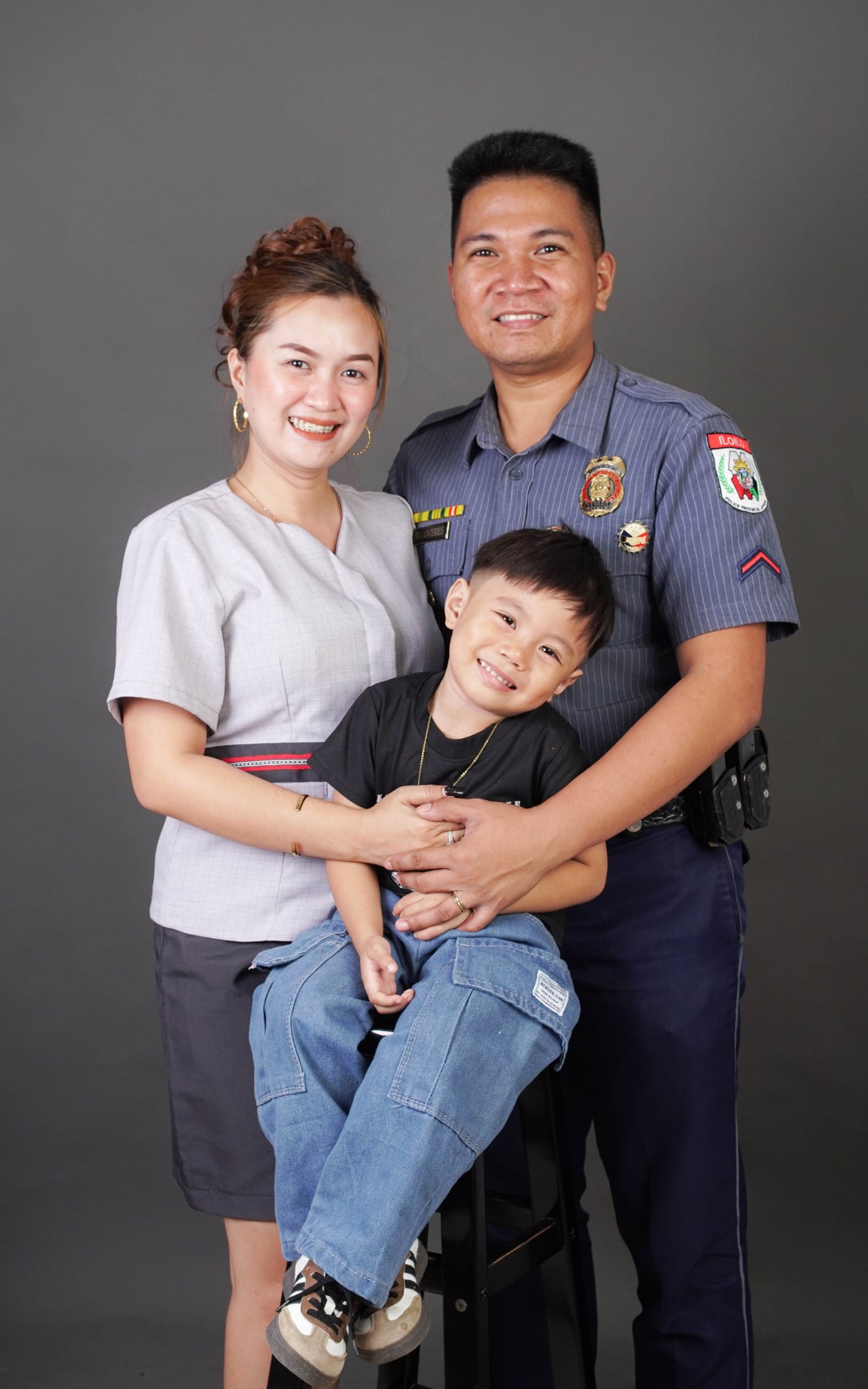Family portrait photographed at Pixcelyn Photo & Print